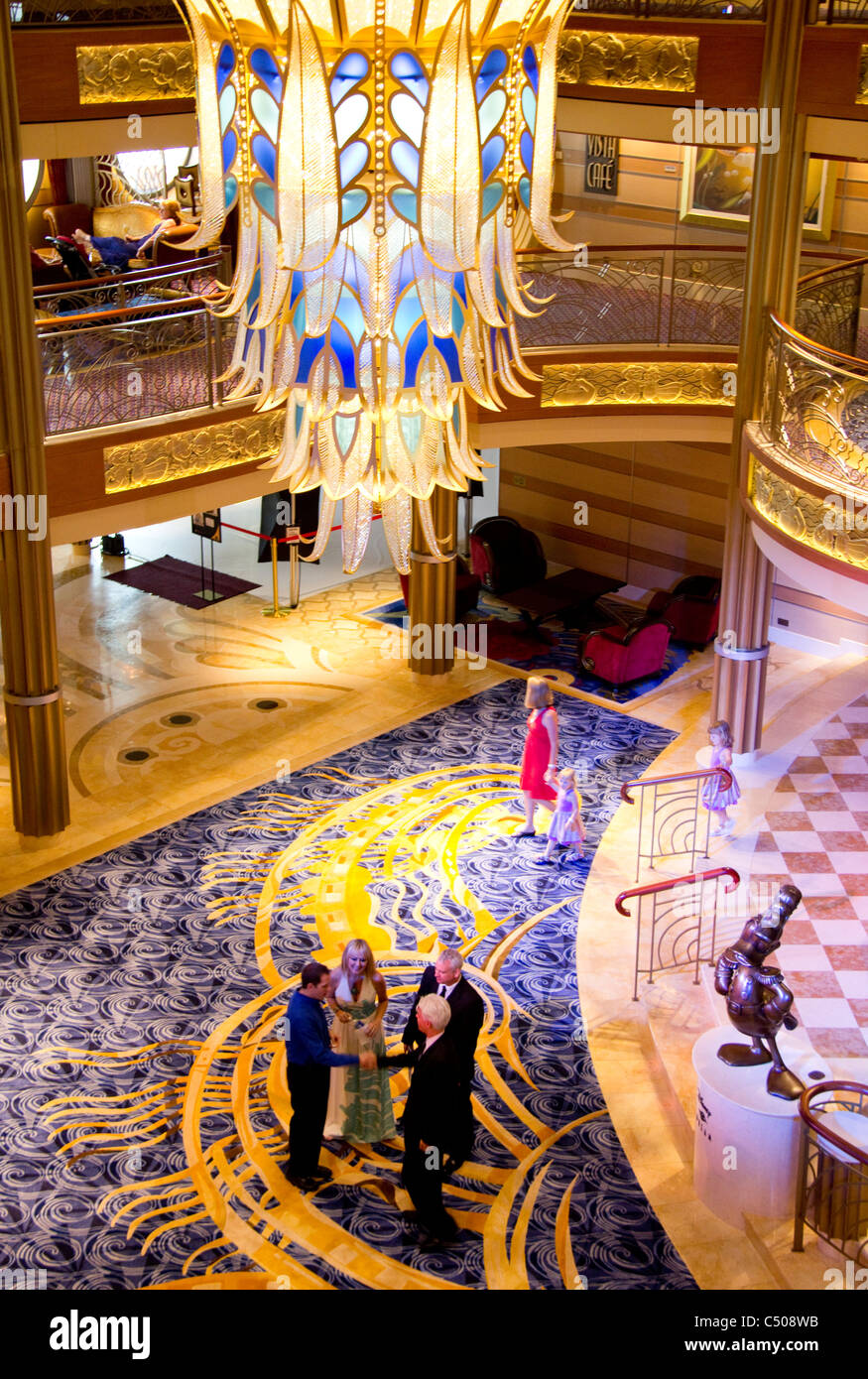 Atrium-Lobby, Kreuzfahrtschiff Disney Dream, zeigt Art-deco-Stil Stockfoto