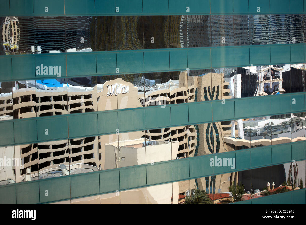 Reflexionen von Gebäuden im Glas des MGM Grand Gebäude in Las Vegas Stockfoto