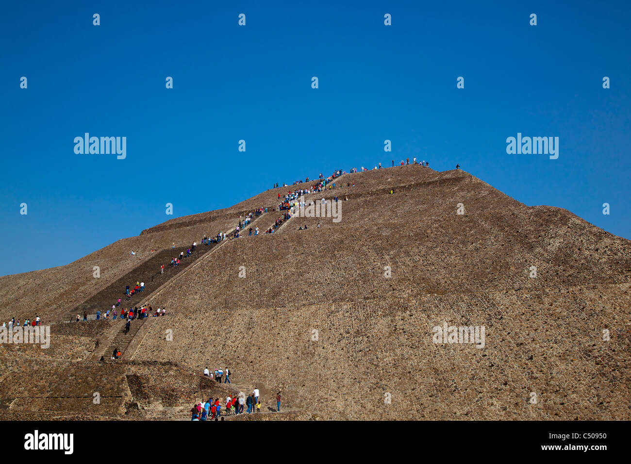 Touristen am historischen Standort von Teotihuacan Stockfoto
