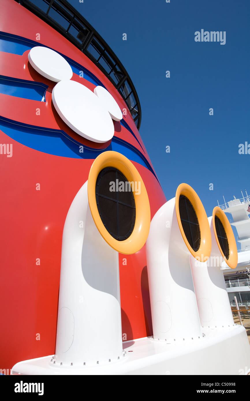 Dieses kultige Paar Ohren verschönern die Stapel von Disney Cruise Line neue 4.000 Passagiere Disney Dream, Bahamas Stockfoto