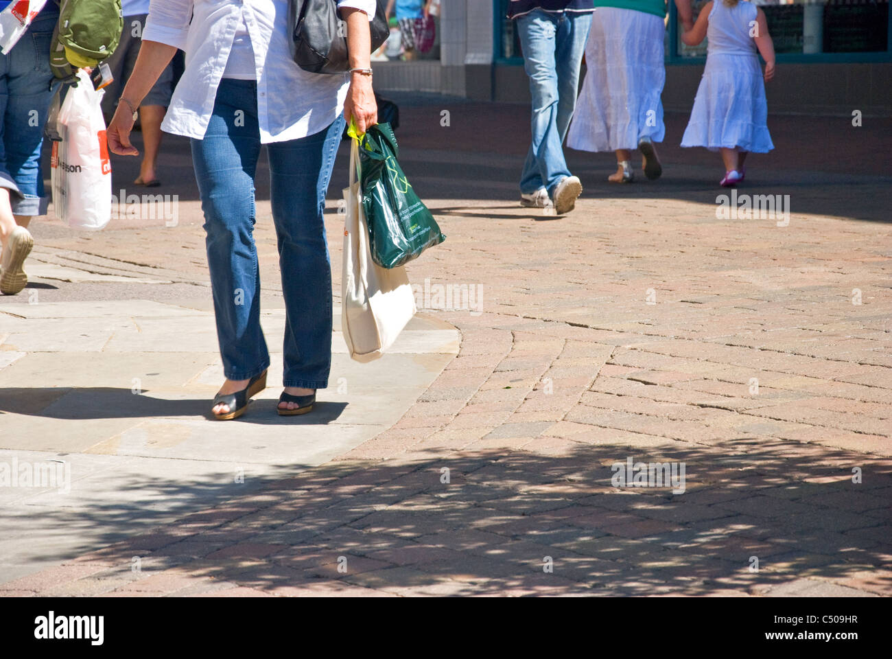 Menschen gehen durch eine stadt -Fotos und -Bildmaterial in hoher ...
