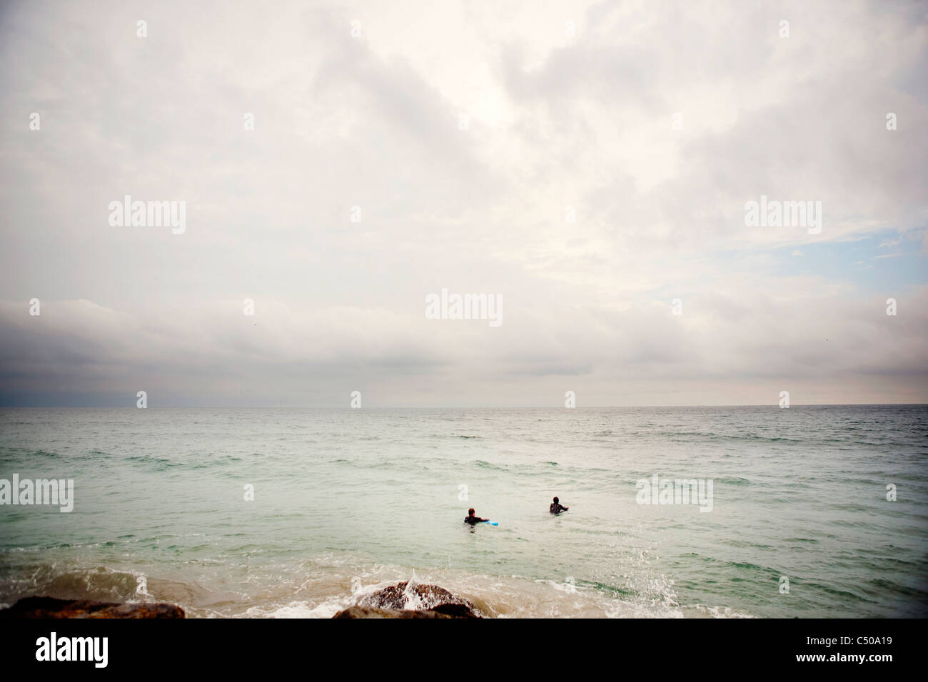 Menschen, die Schwimmen im Meer Stockfoto