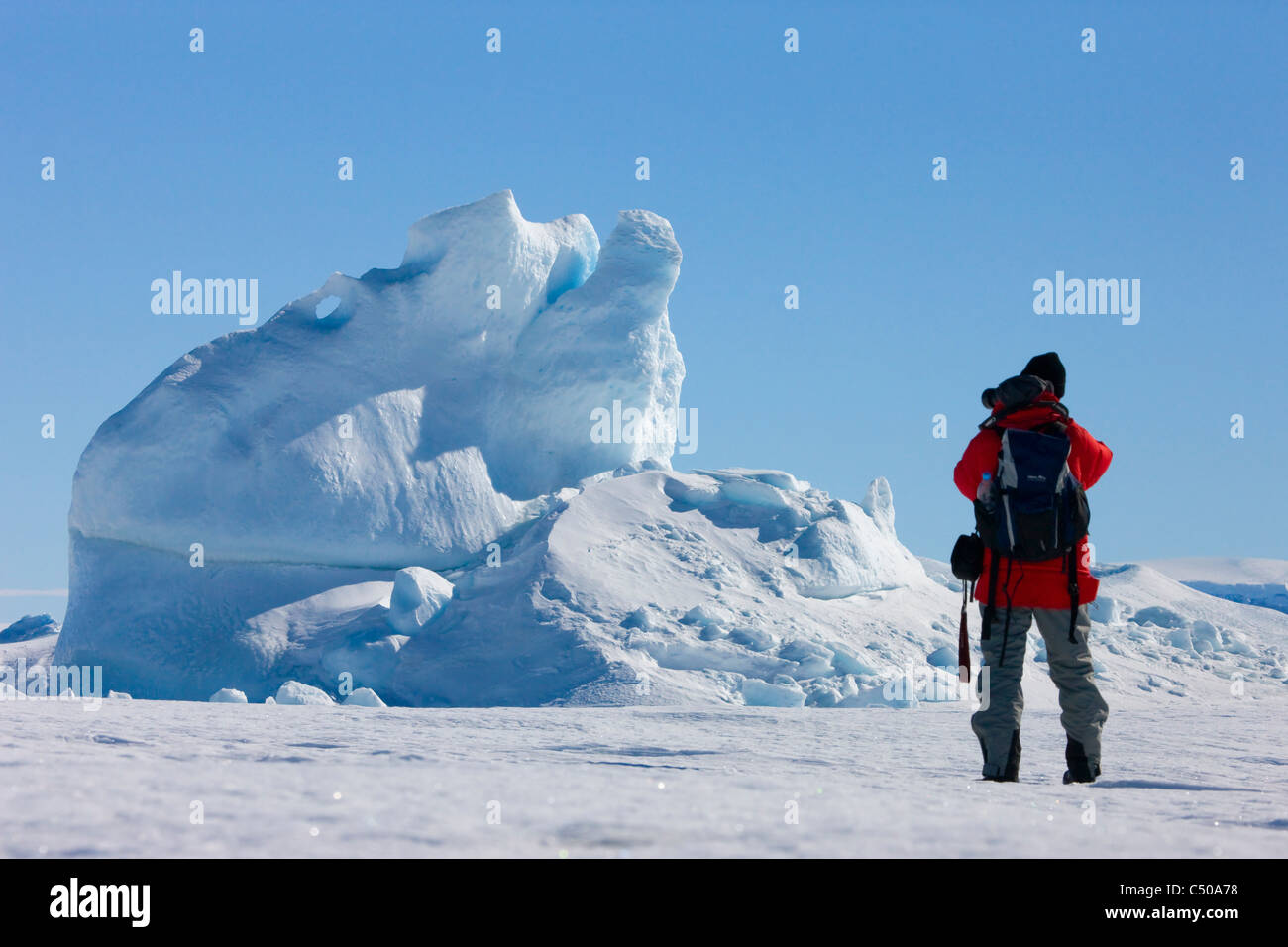 Touristen fotografieren Eisberg, Snow Hill Island, Antarktis Stockfoto