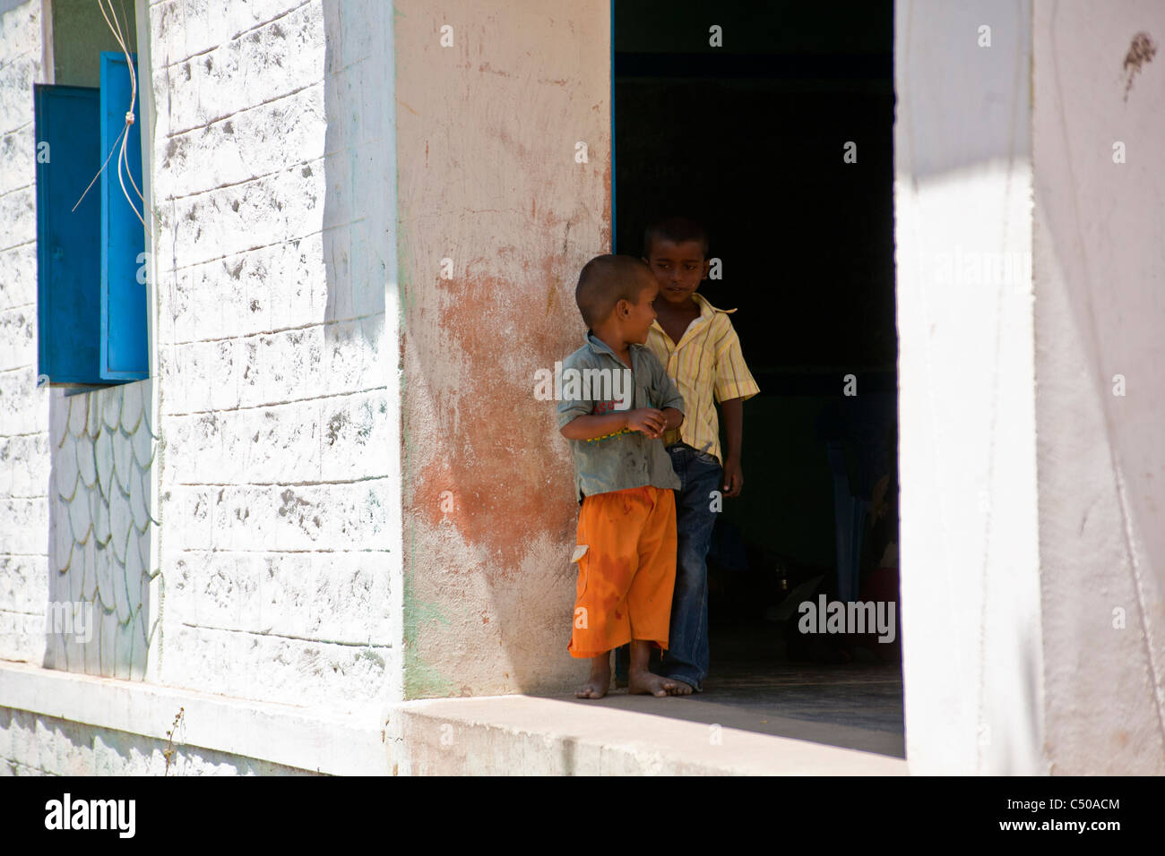 Zwei kleine indischen jungen diskutieren in einem ländlichen Dorf in der Nähe von Hampi, Provinz Karnataka, Indien. Stockfoto
