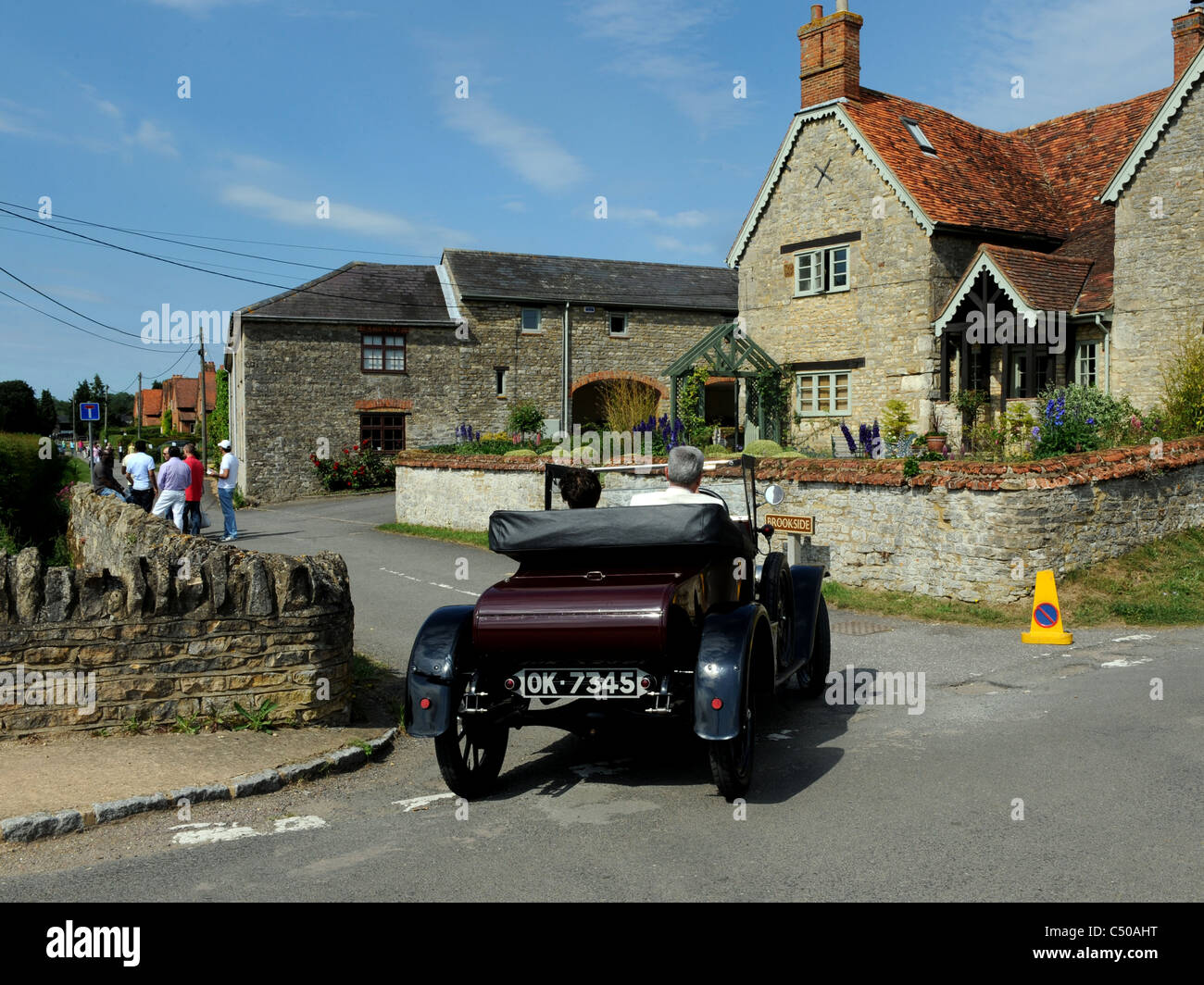 Eine alte Oldtimer getrieben in der britischen Landschaft Stockfoto