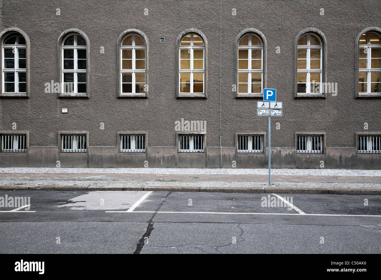 Leere Parkplätze für Menschen mit besonderen Bedürfnissen. Berlin, Deutschland. Stockfoto