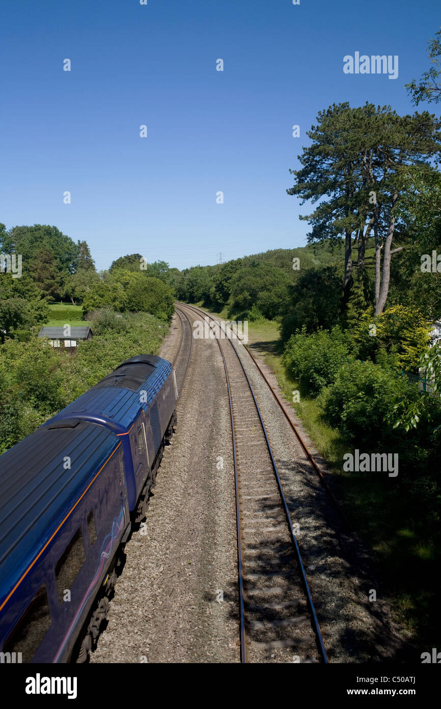 Hauptstrecke Bahnstrecke in Peterston Super Ely, Vale of Glamorgan, mit high-Speed-Zug von Swansea Stockfoto