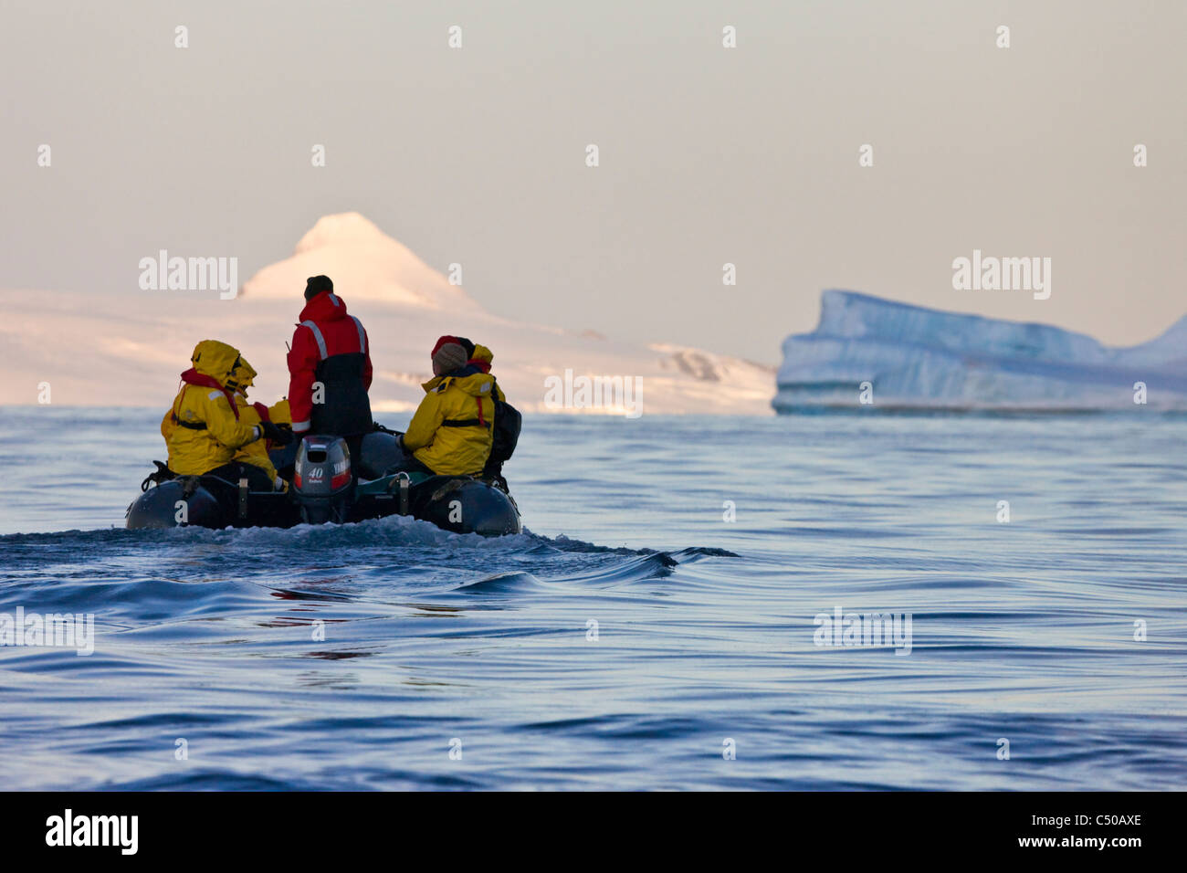 Touristen im Tierkreis südosttürkischen South Shetland Island, Antarktis Stockfoto