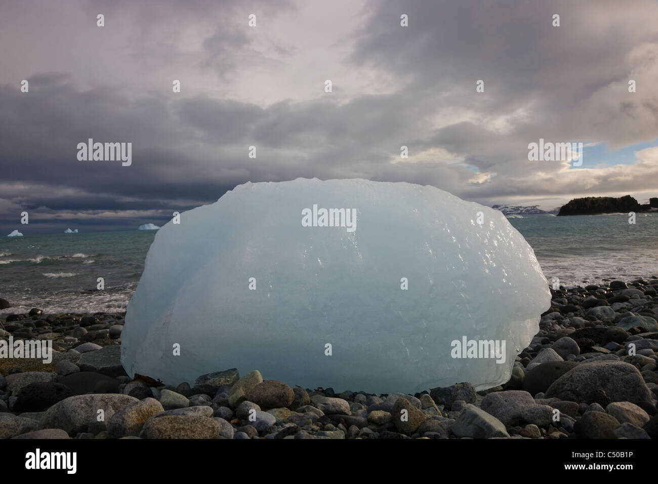 Riesige Eisblock auf Penguin Island, Antarktis Stockfoto