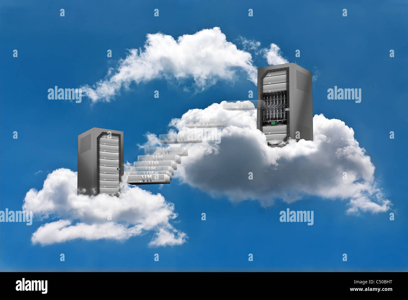 Eine virtuelle Maschine bewegt sich von einer Cloud Server-Rack zum anderen Stockfoto
