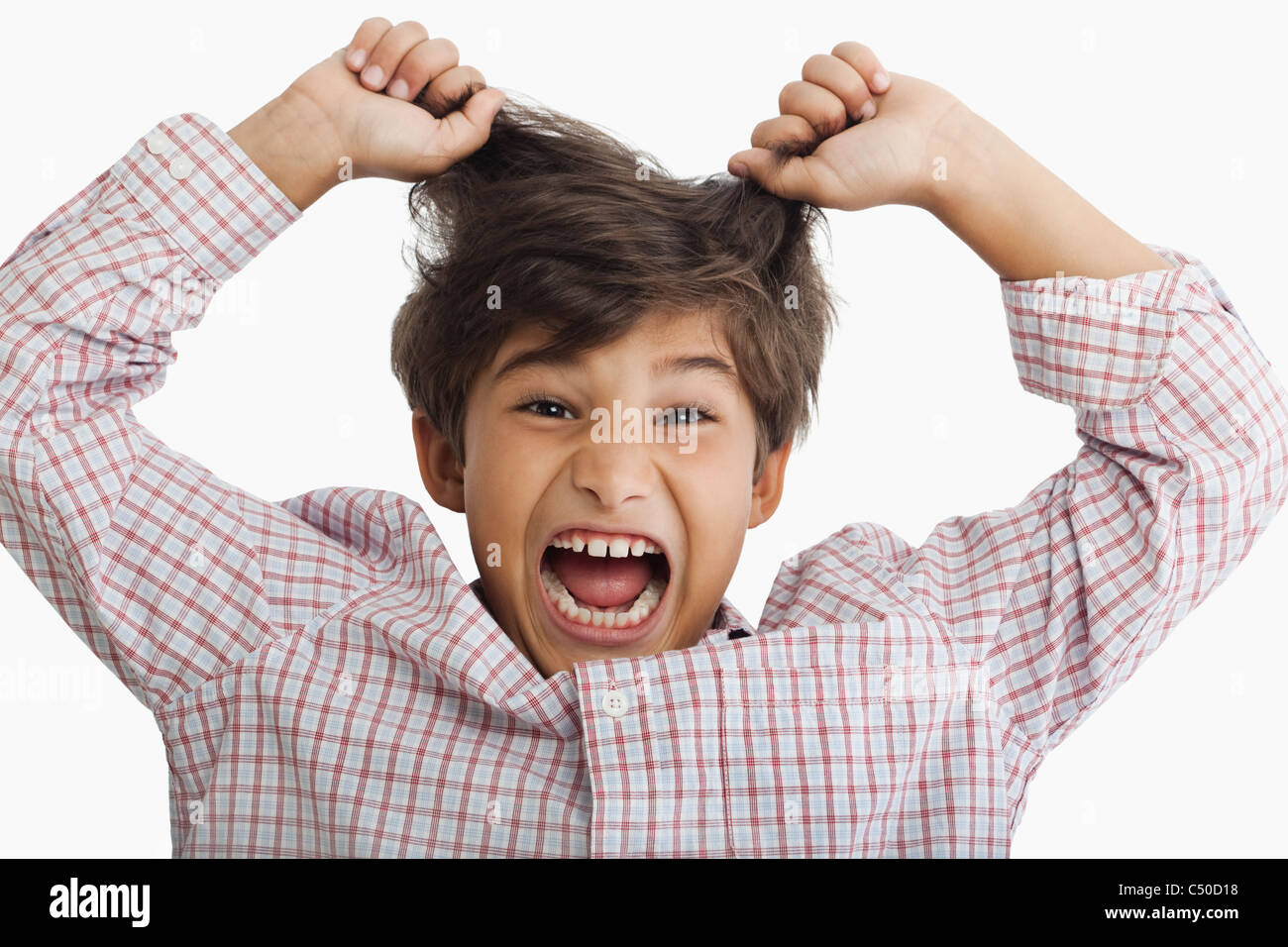 Hispanic Jungen schreien Stockfoto