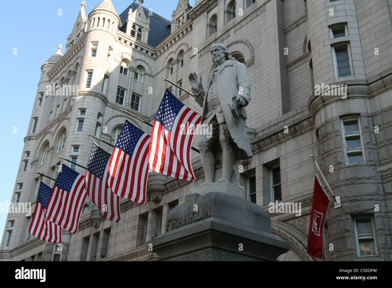 Statue von Benjamin Franklin vor der alten Postamt Pavillon, Washington DC Stockfoto