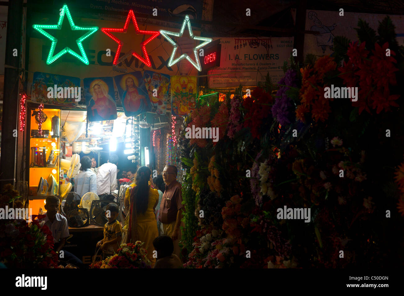 Crawford Markt in Mumbai, Indien, in der Nacht. Stockfoto