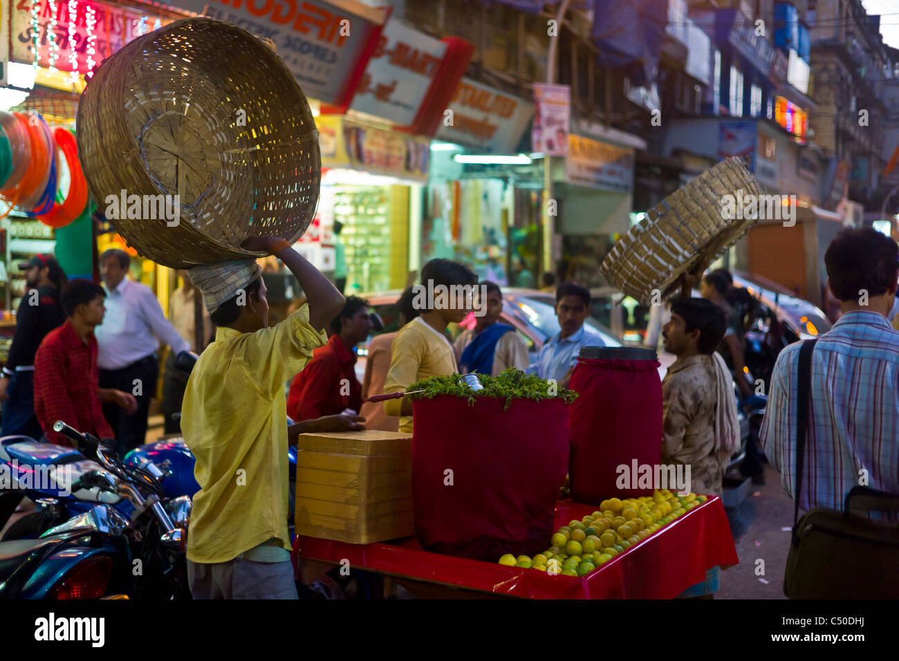 Crawford Markt in Mumbai, Indien, in der Nacht. Stockfoto