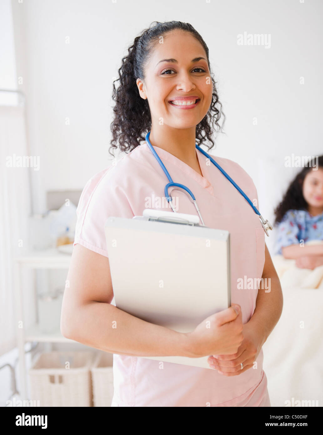 Lächelnd Mischlinge Krankenschwester im Krankenzimmer Stockfoto