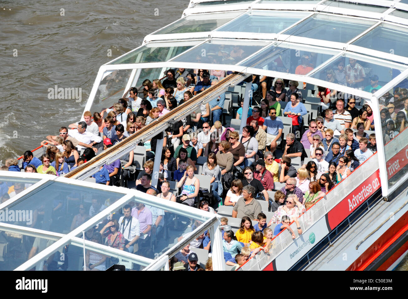 Abschnitt der Themse Tourenboot mit Menschen genießen den Sonnenschein im Sommer überfüllt Stockfoto