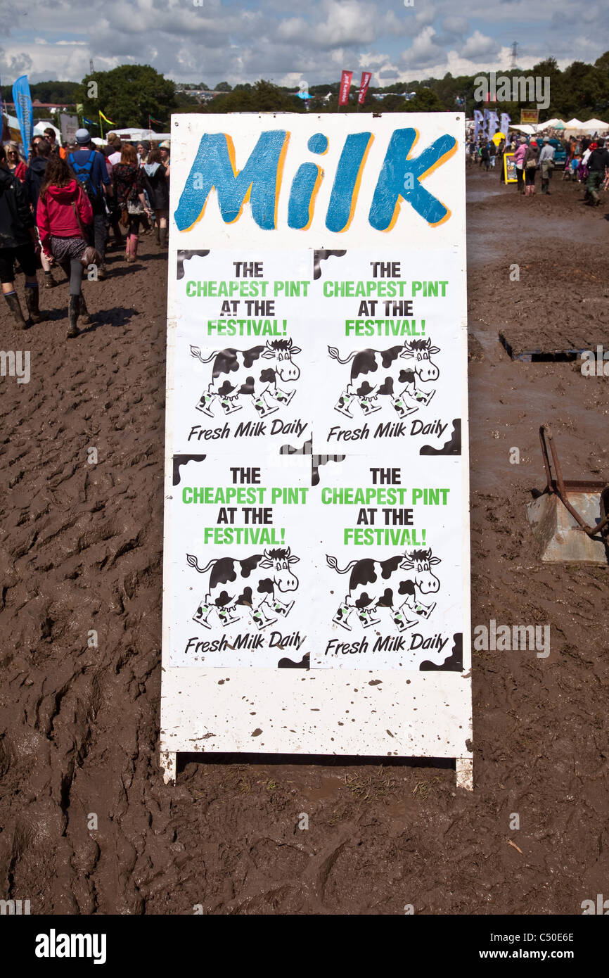 Milch-Werbeschild auf dem Glastonbury Festival 2011, Somerset, England, Vereinigtes Königreich. Stockfoto