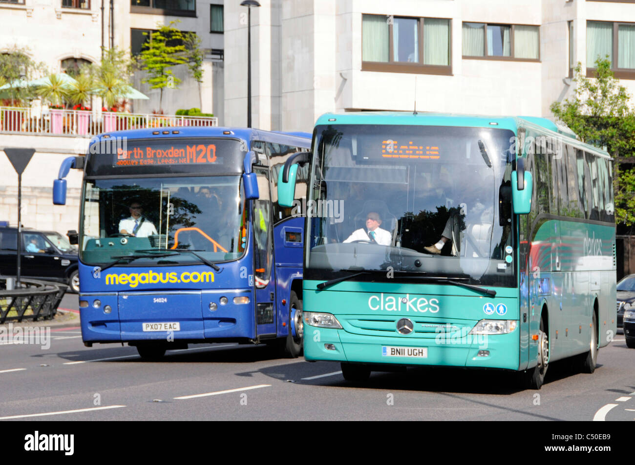 Clarkes Busfahrer mit Stagecoach Megabus online Internet Booking für lange Strecken öffentliche Verkehrsmittel Bus Service in die Park Lane London England Großbritannien Stockfoto
