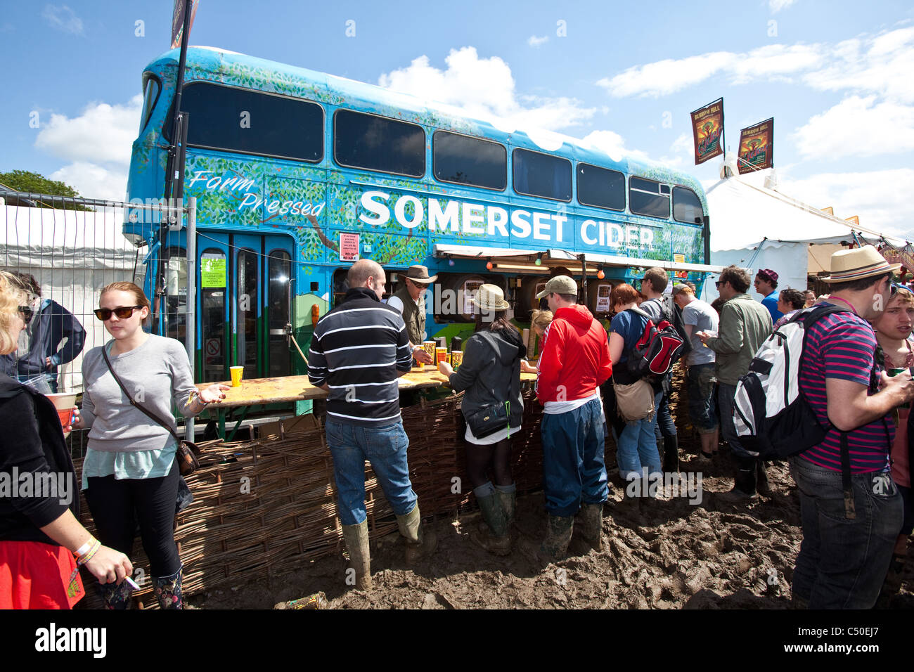 Apfelwein-Sammelschiene beim Glastonbury Festival 2011, Somerset, England, Vereinigtes Königreich. Stockfoto