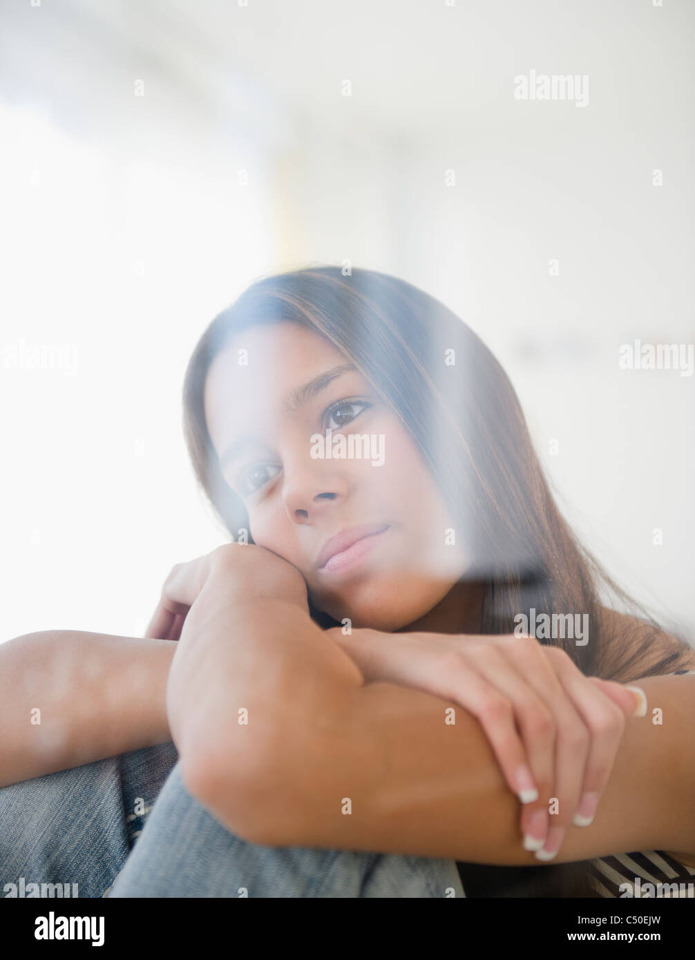 Ernsthafte Hispanic Teenager denken Stockfoto