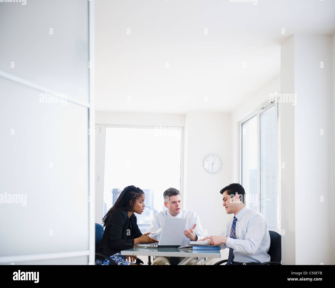 Geschäftsleute, die gemeinsam im Büro Stockfoto