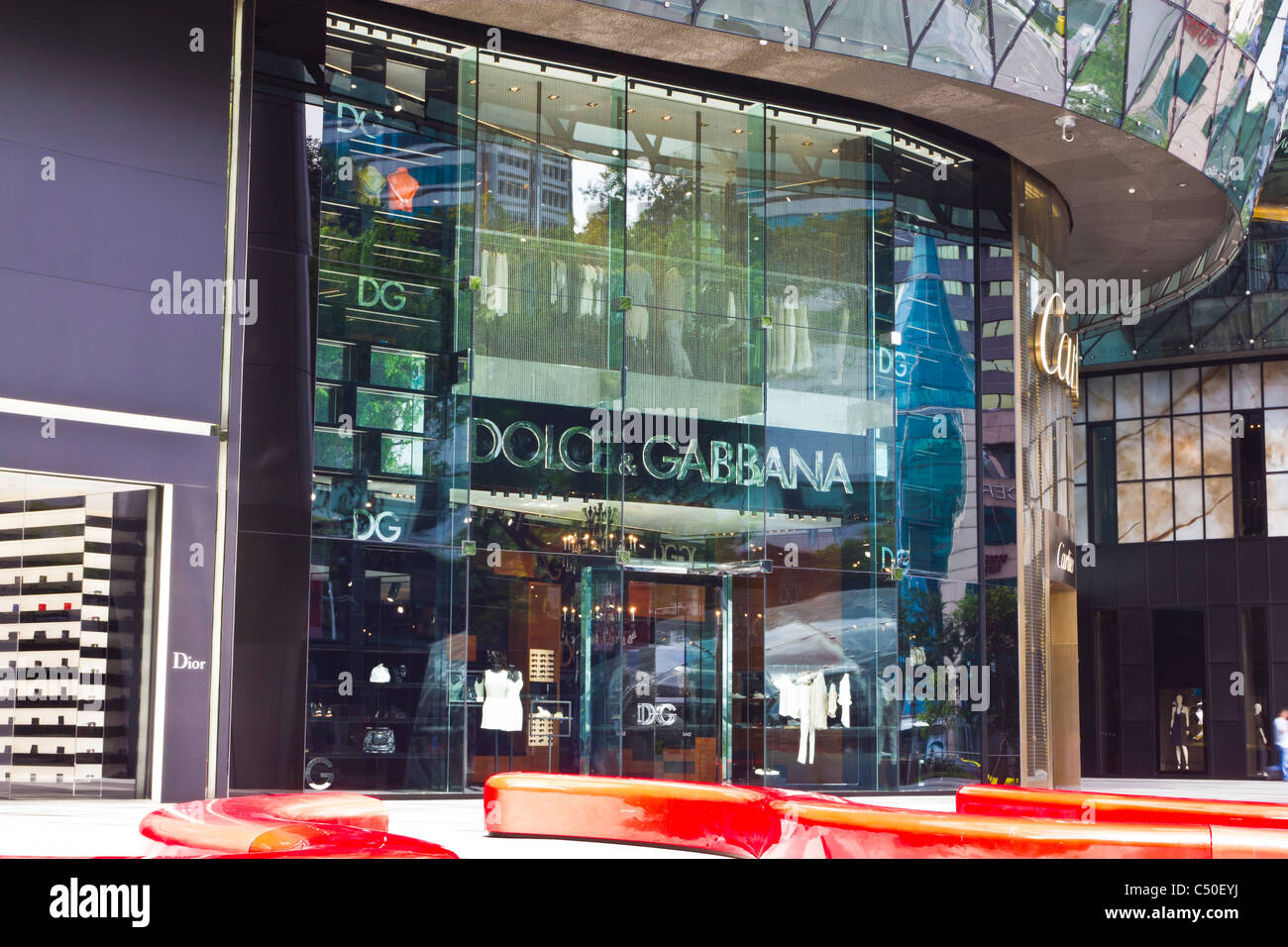 Dolce & Gabbana Shop neben Dior in Singapurs Ionen-Einkaufszentrum Stockfoto