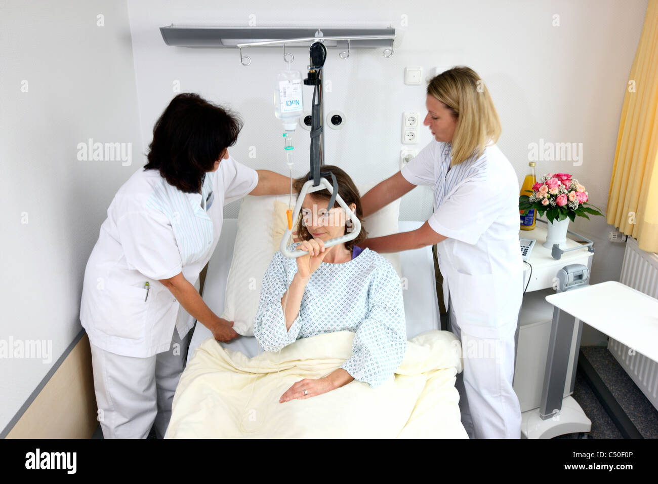 Krankenhaus. Krankenschwestern, Bett einer Patientin. Stockfoto