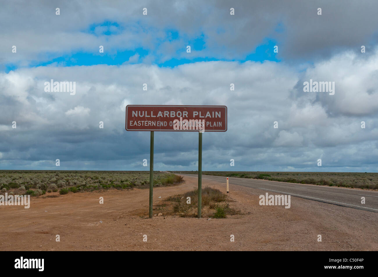 Melden Sie auf der Autobahn am östlichen Ende der Nullarbor Plain in South Australia Stockfoto