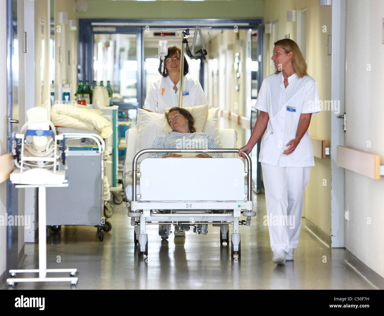 Nurses moving hospital bed Fotos und Bildmaterial in hoher Auflösung