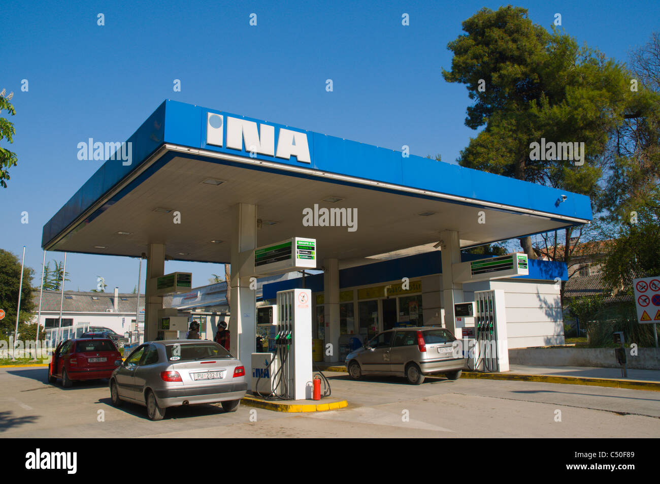 INA-Benzin-Service füllen Tankstelle Pula Istrien Kroatien Europa Stockfoto
