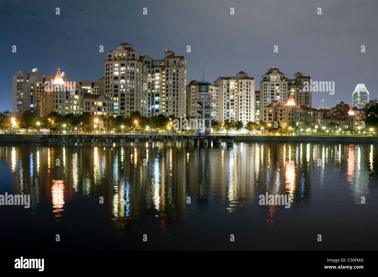 Villenviertel mit Luxus-Appartements in der Nacht, Singapur, Südostasien, Asien Stockfoto