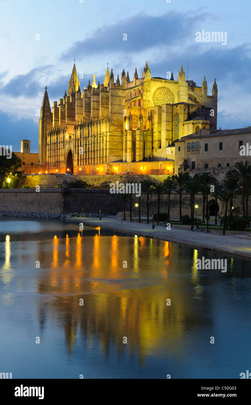 La Seu, beleuchtete Kathedrale und Wahrzeichen von Palma in Abend Licht, historische Zentrum der Stadt Palma de Mallorca, Mallorca, Spanien Stockfoto