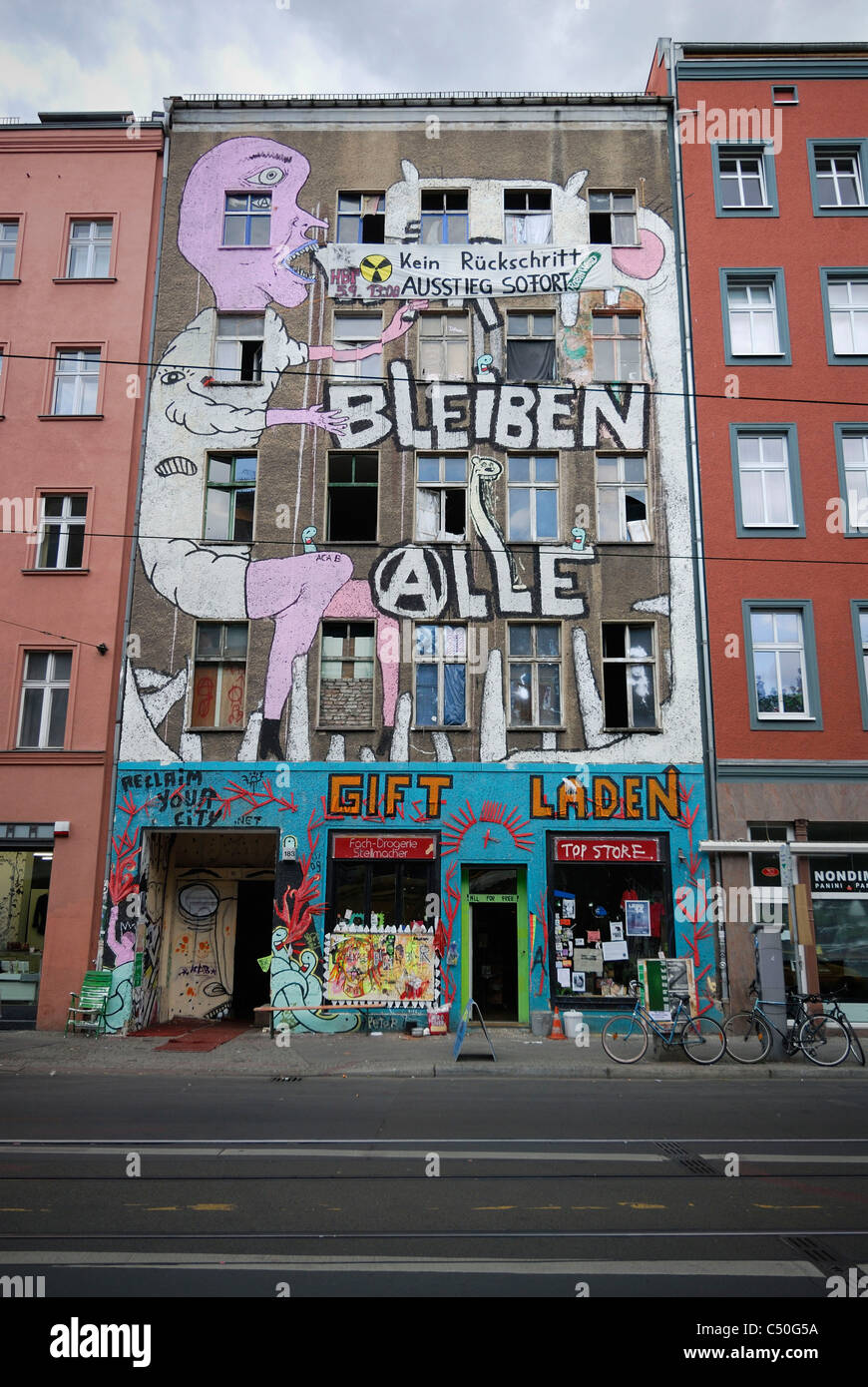 Berlin. Deutschland. Wir Bleiben Alle "Wir alle Aufenthalt" hocken auf der Torstraße, Mitte. Stockfoto