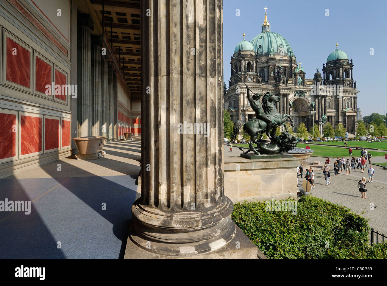 Berlin. Deutschland. Altes Museum (im Vordergrund) & im Berliner Dom / Dom, Lustgarten. Stockfoto