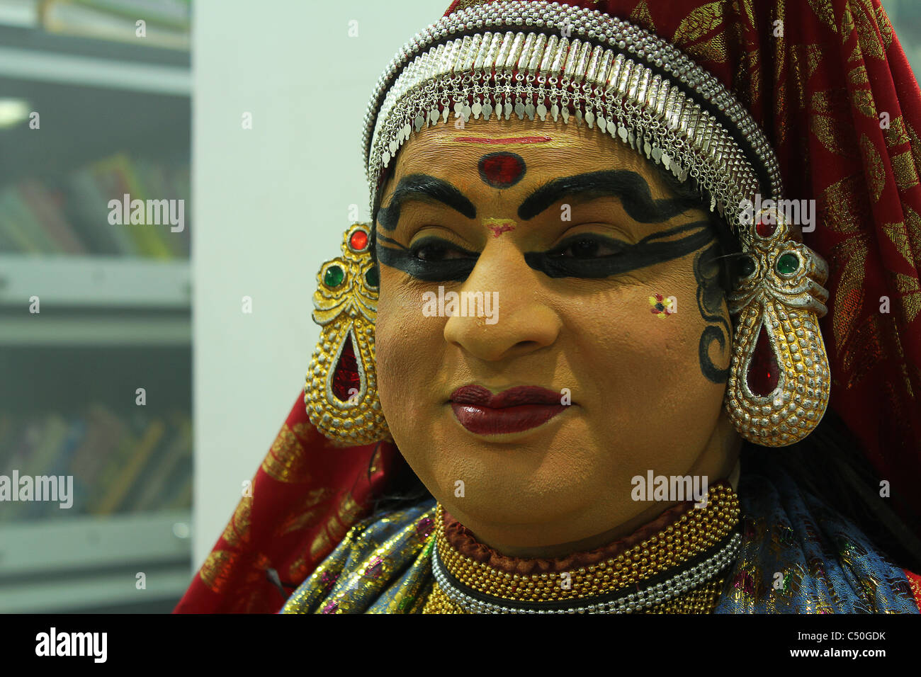 Kathakali Performer verkleidete sich als 'einem'. Es ist die Männer, die die weiblichen Rollen im Kathakali schmücken. Stockfoto