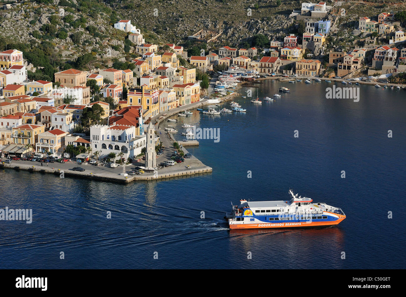 Symi. Dodekanes-Inseln. Griechenland. Dodekanisos Seaways Fähre Gialos Hafen verlassen. Stockfoto