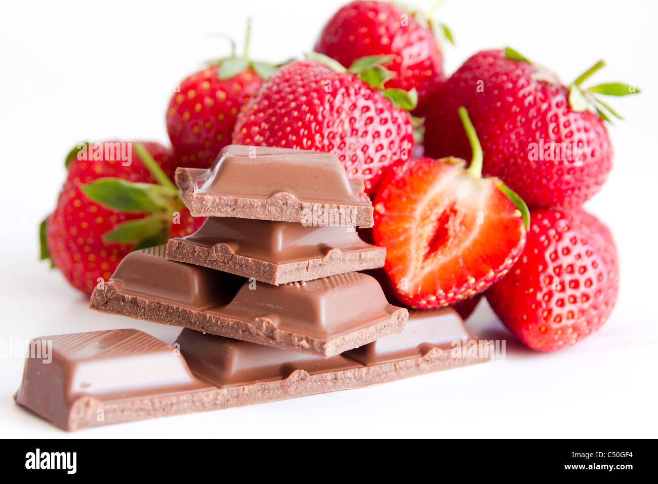 Schokolade mit Erdbeer-Sahne auf weißem Hintergrund Stockfoto