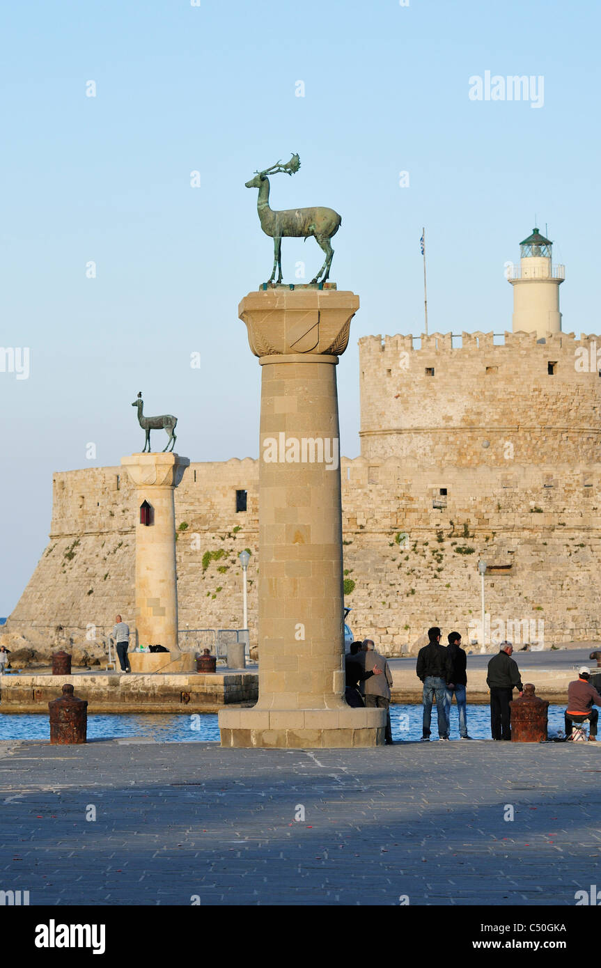 Rhodos. Dodekanes-Inseln. Griechenland. Mandraki Hafen, Altstadt, Rhodos-Stadt. Stockfoto