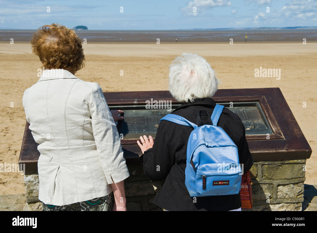 Zwei ältere Damen auf der Strandpromenade mit Blick auf sandigen Strand von Weston Super Mare Somerset England UK Stockfoto