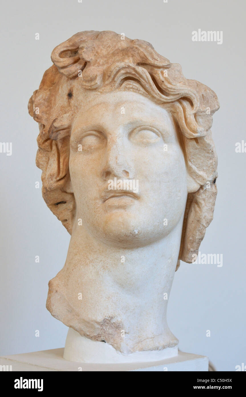 Rhodos. Dodekanes-Inseln. Griechenland. Skulptur des griechischen Sonnengottes Helios (2. C BC) im archäologischen Museum, Old Town. Stockfoto