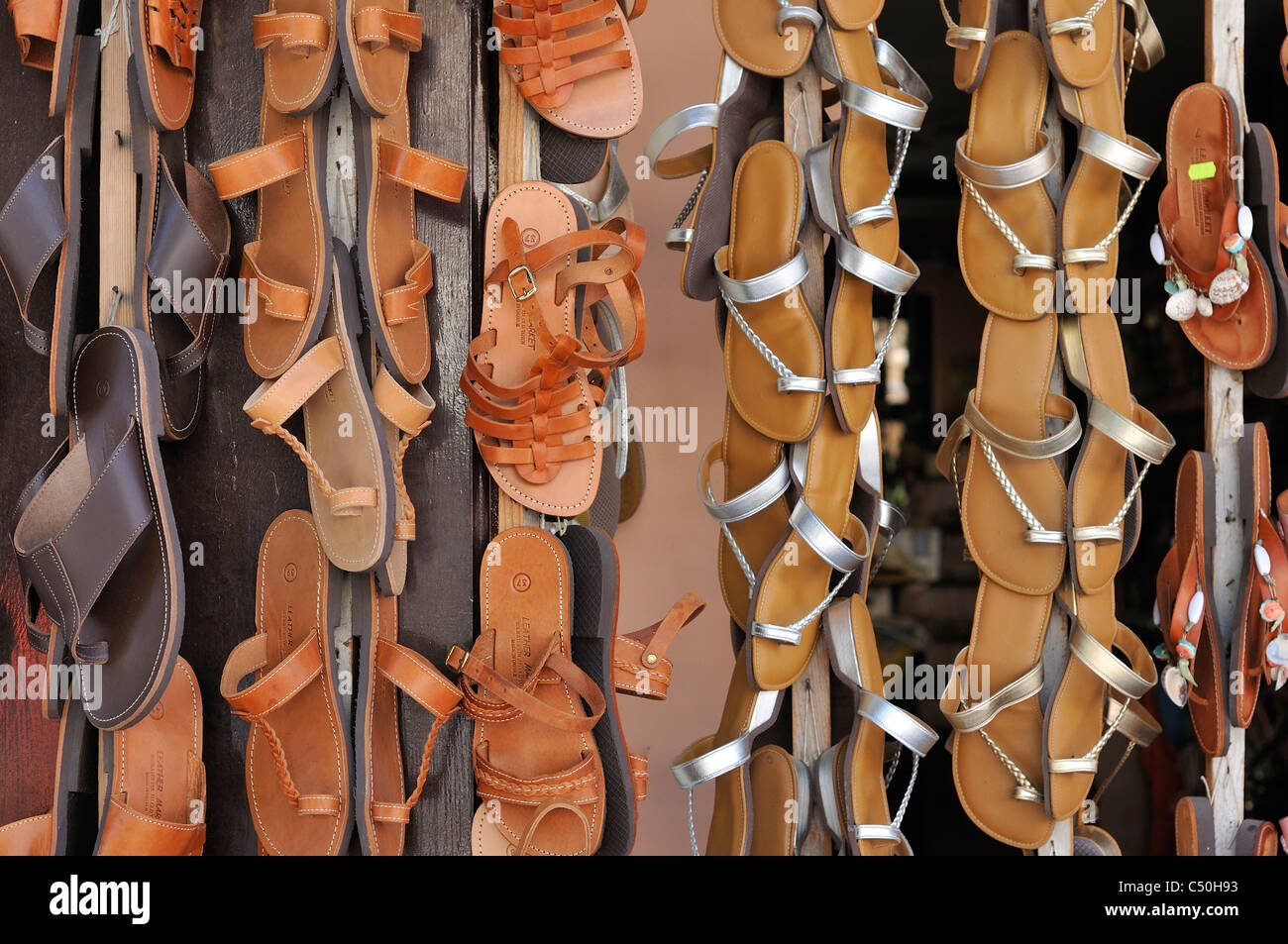 Rhodos. Dodekanes-Inseln. Griechenland. Ledersandalen für den Verkauf auf Sokratous (Straße), Old Town, Rhodos-Stadt. Stockfoto