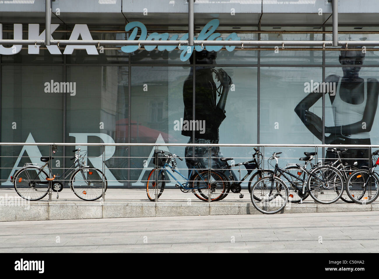 Fahrräder geparkt vor der "Galeria Krakowska"-ein riesiges Einkaufszentrum in der Innenstadt von Krakau. Stockfoto