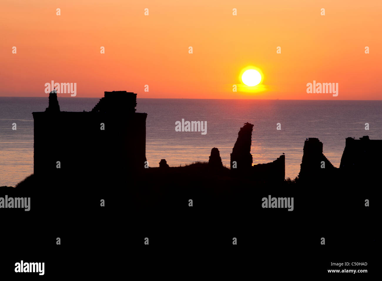 Sonnenaufgang über Dunnottar Castle und der Nordsee, Stonehaven, auf der Nord-Ost-Küste Schottlands Stockfoto