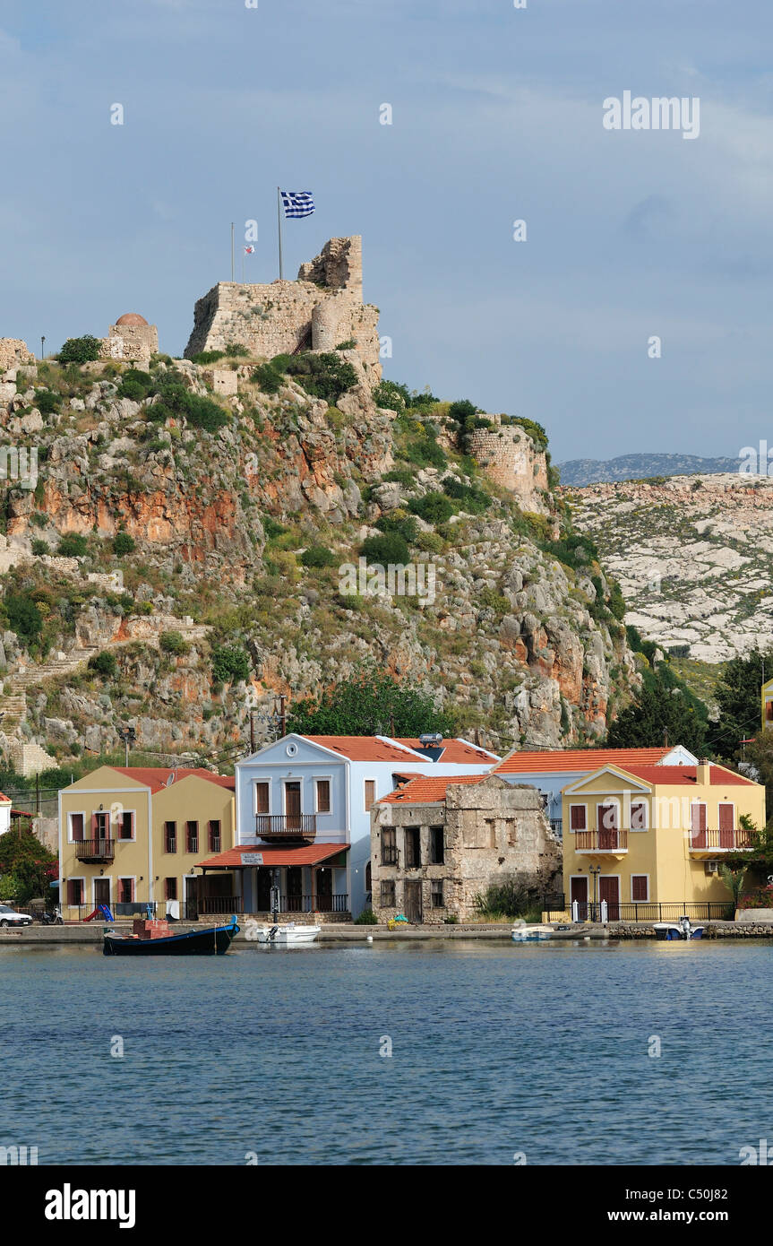 Kastellorizo. Dodekanes-Inseln. Griechenland. Hafen von Mandraki & 14. C Ritter von Str. John Castle. Stockfoto