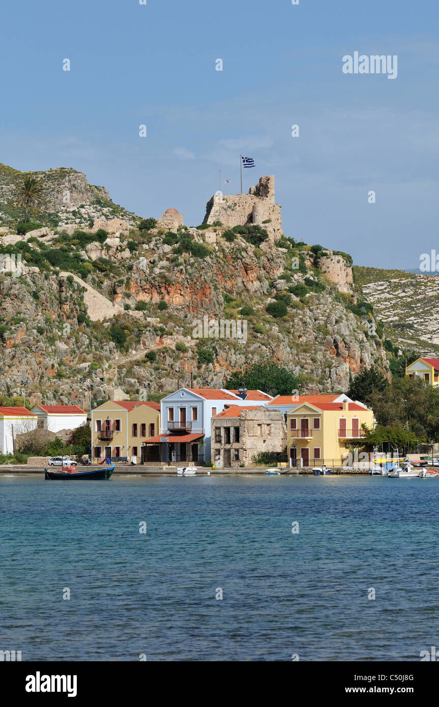 Kastellorizo. Dodekanes-Inseln. Griechenland. Hafen von Mandraki & 14. C Ritter von Str. John Castle. Stockfoto