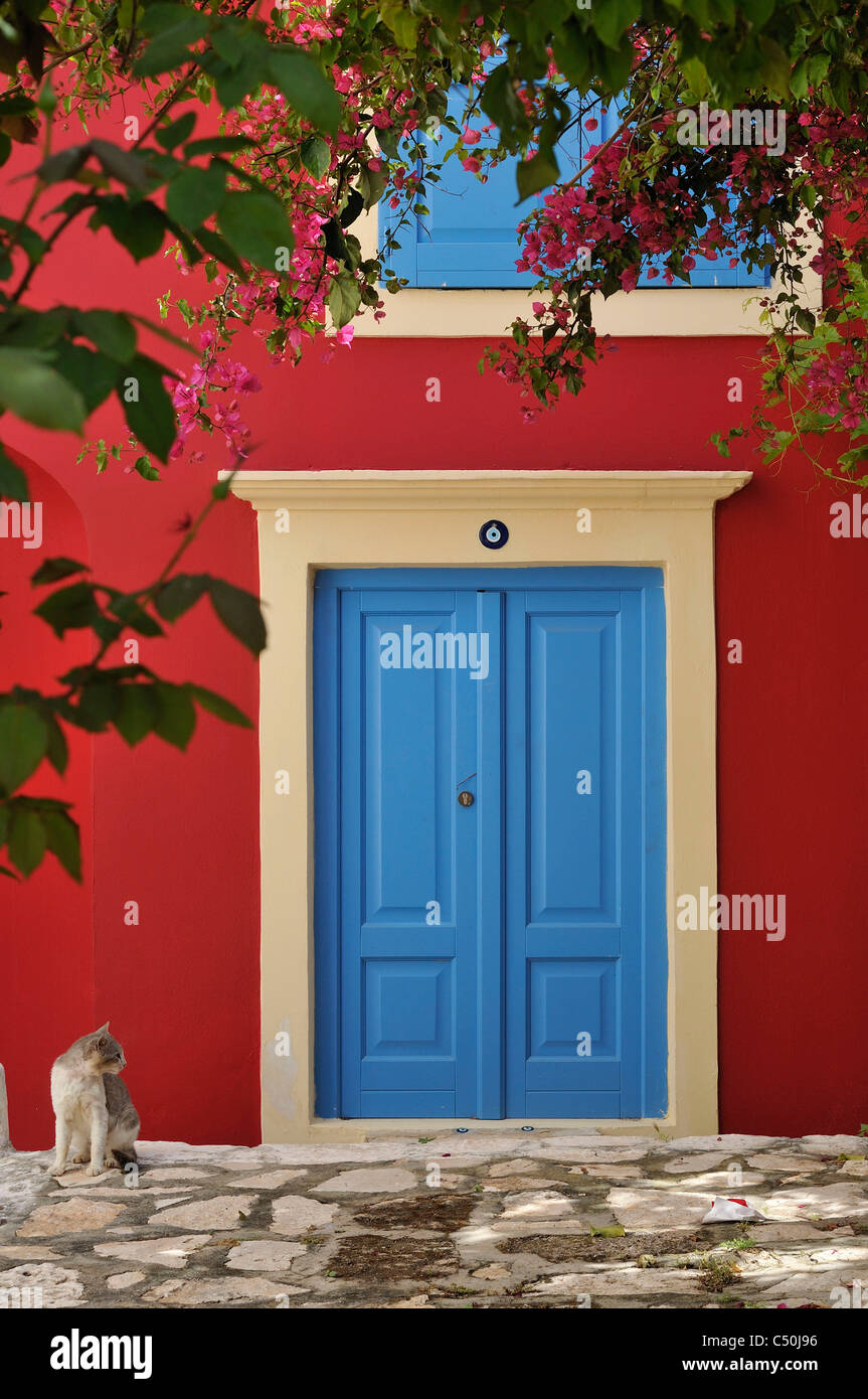 Kastellorizo. Dodekanes-Inseln. Griechenland. Katze saß vor einem bunten Haus. Stockfoto