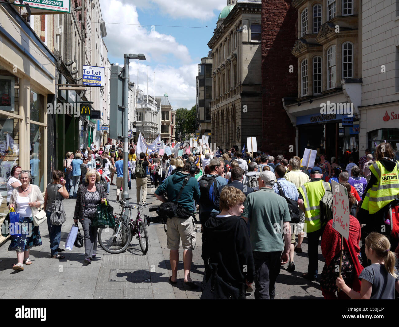 Streiks in Exeter vom öffentlichen Sektor und Lehre Gewerkschaften gegen die Regierung Kürzungen und Rentenreformen. Stockfoto