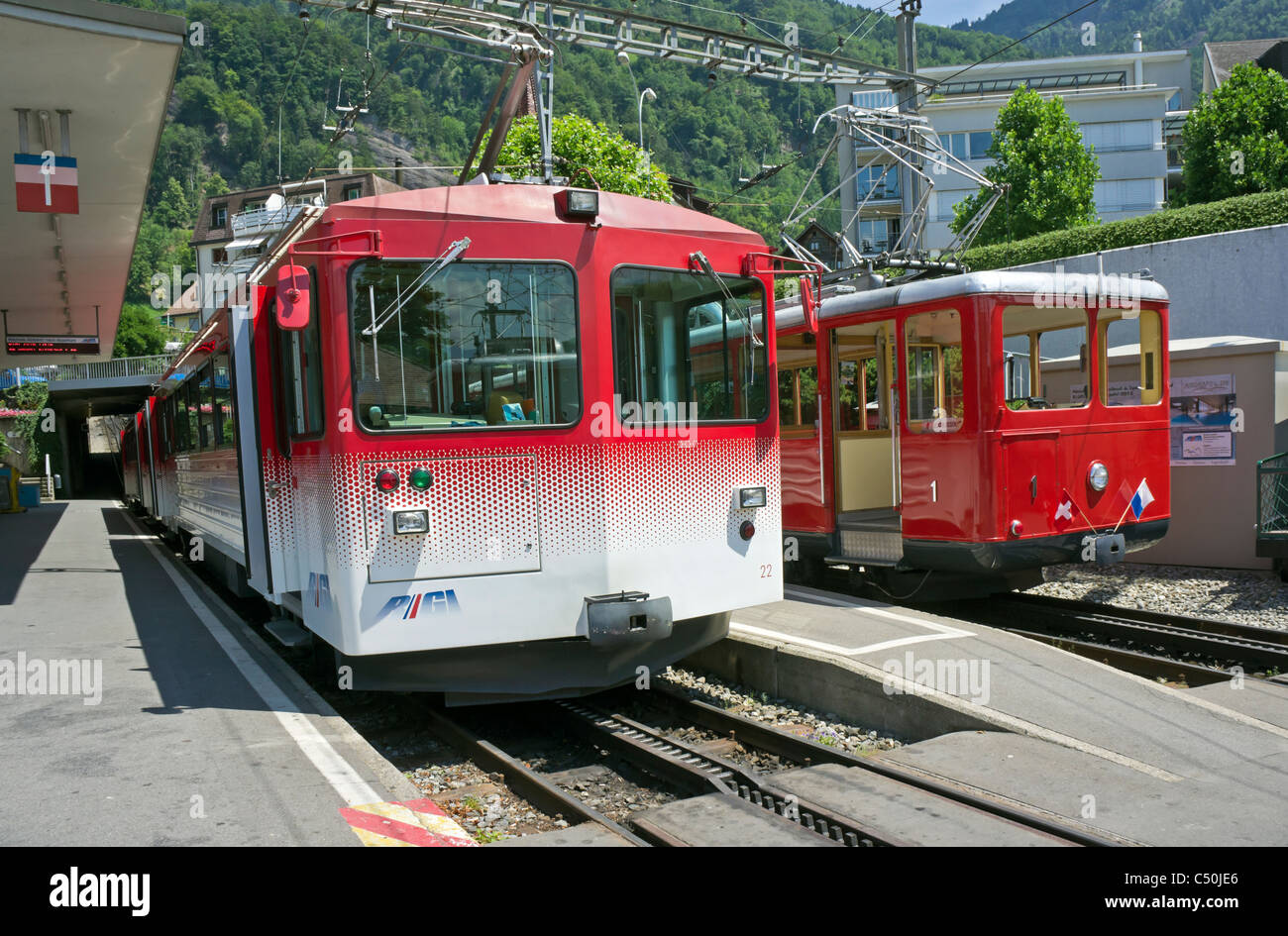 Bahnhof der Rigi in Vitznau mit Zug bereit, für Rigi Kulm an der Spitze des Berges zu verlassen. Stockfoto