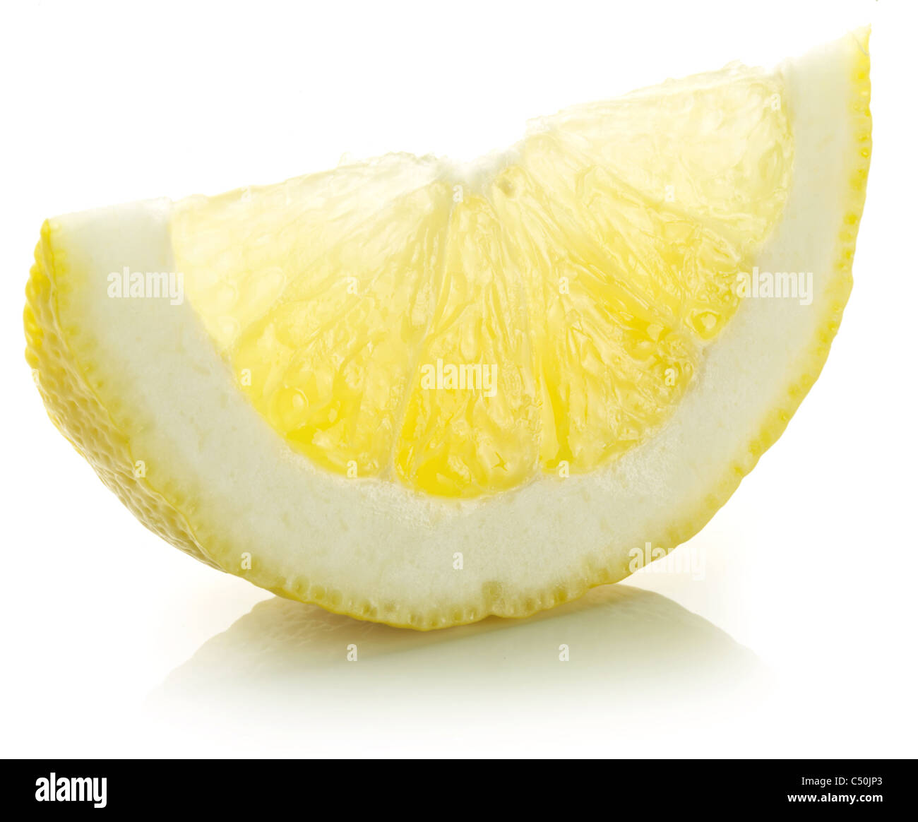 Zitronenscheibe auf weißem Hintergrund. Stockfoto