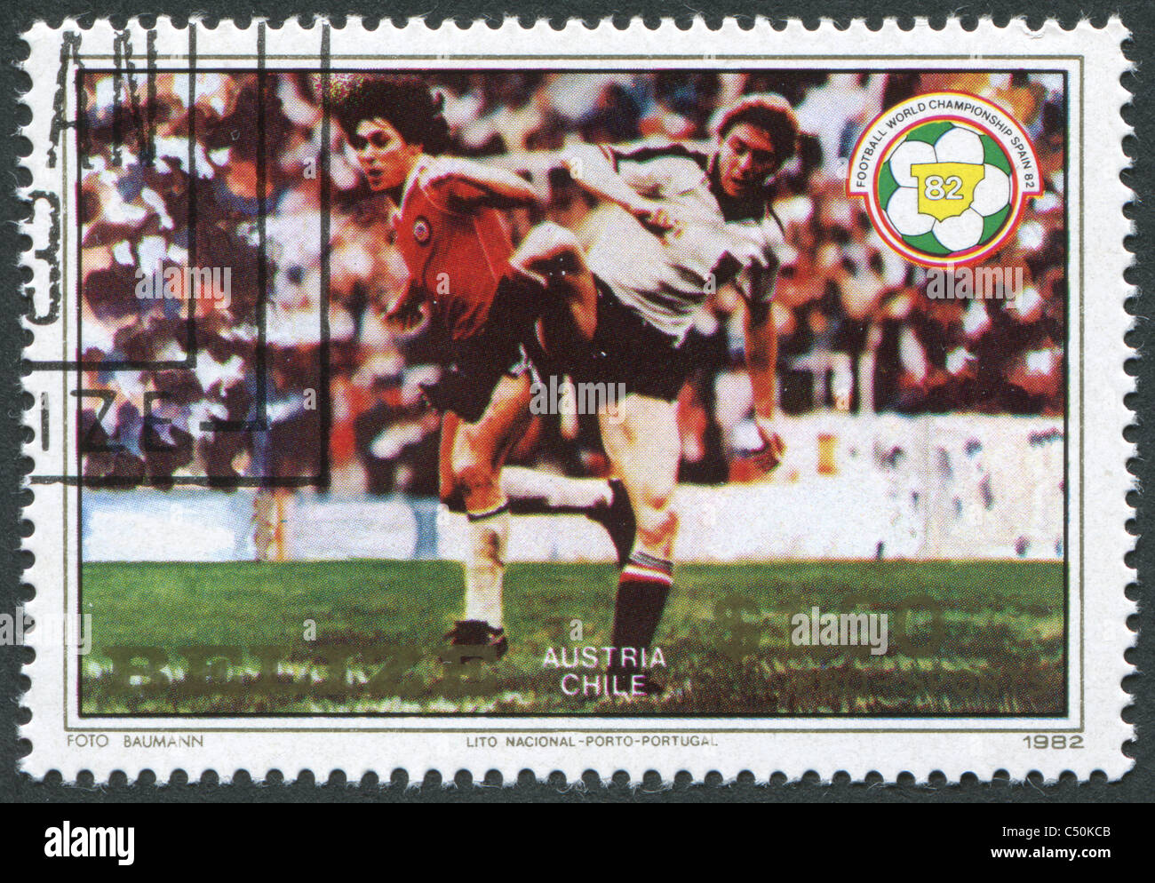 BELIZE 1982: Eine Briefmarke gedruckt in Belize, FIFA WM 1982 in Spanien gewidmet ist, zeigt ein Match zwischen Österreich - Chile Stockfoto
